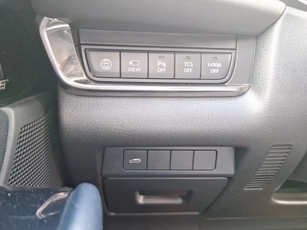 Vue rapprochée des commandes noires sur tableau de bord gris foncé du Mazda CX-30 2020, côté conducteur.