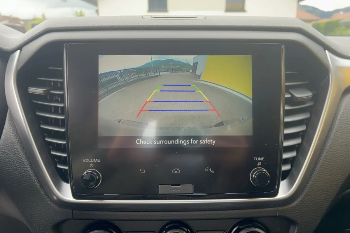 Écran tactile de la caméra de recul dans l’habitacle de l’Isuzu D-MAX, vue frontale du tableau de bord.
