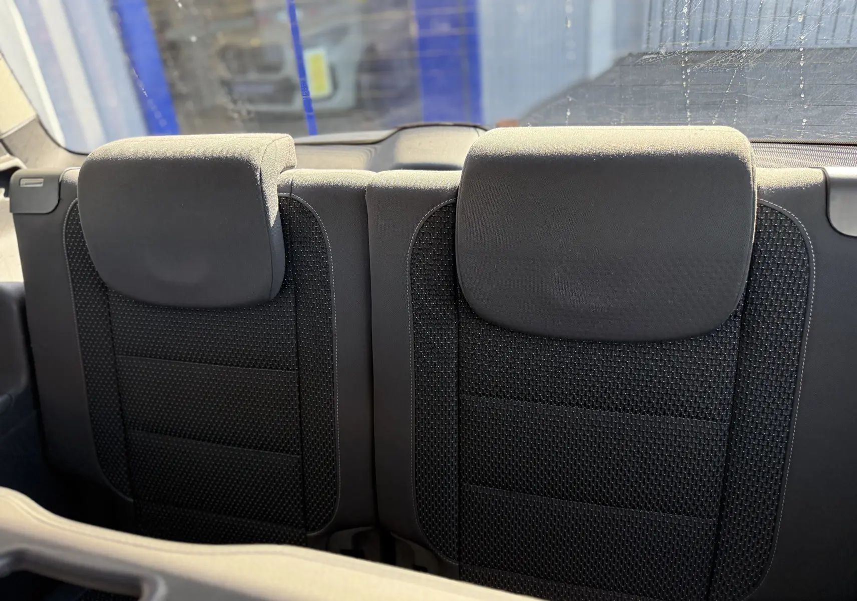 Vue intérieure rapprochée des sièges arrière en tissu noir du Volkswagen Touran 1.4 TSI 7 places, année 2012.