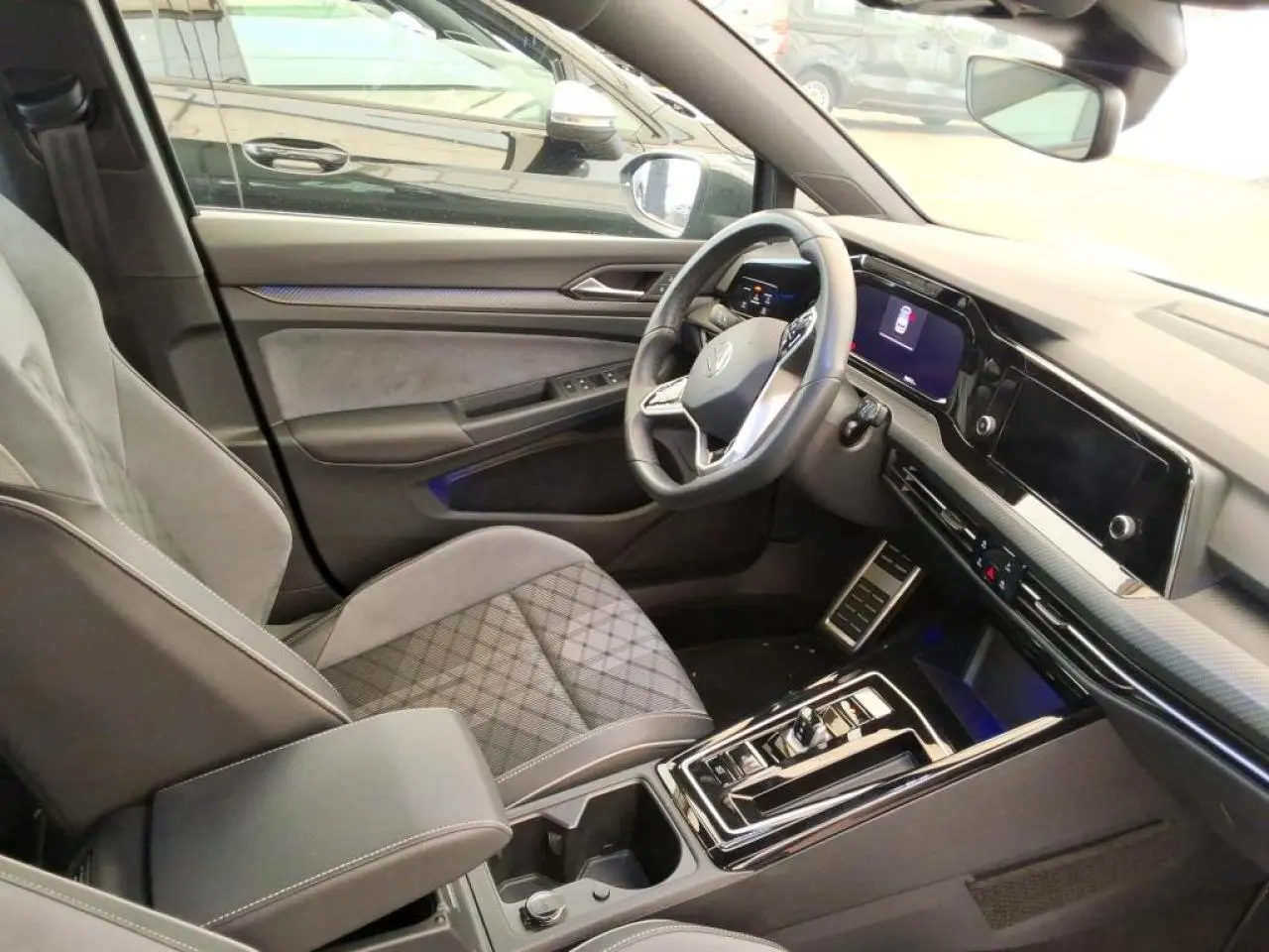 Intérieur avant côté conducteur de Volkswagen Golf gris Urano, avec tableau de bord digital et sellerie tissu ArtVelours.