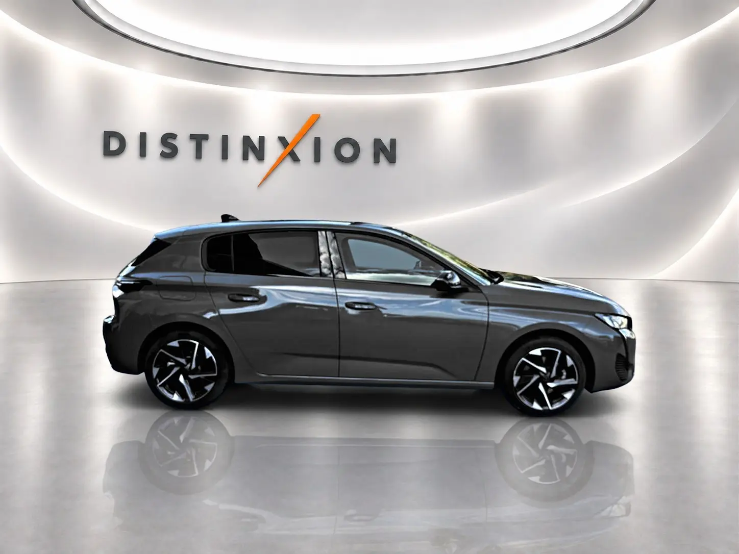 Peugeot 308 gris selenium vue de profil côté gauche, avec jantes alliage et vitres arrière surteintées.