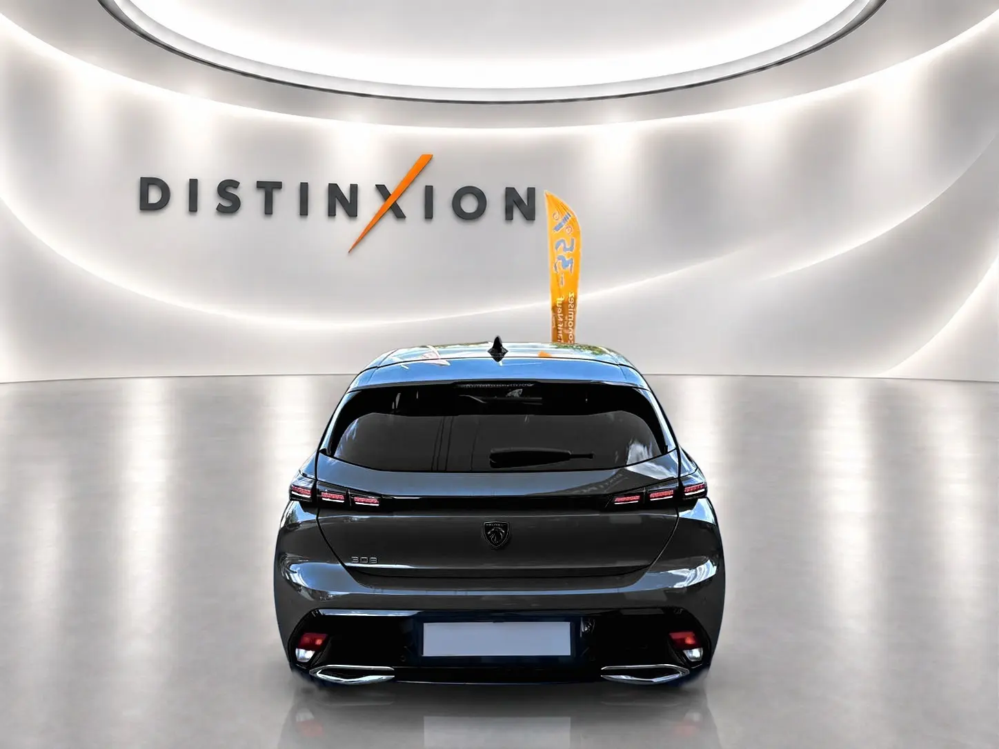 Vue arrière d'une Peugeot 308 gris selenium 2025 dans un showroom lumineux avec logo Distinxion en arrière-plan.