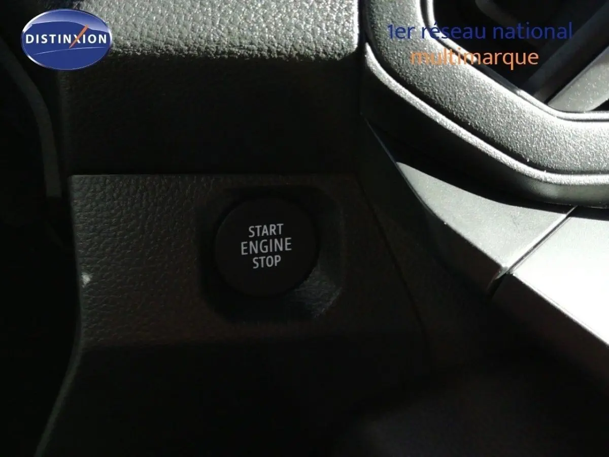 Bouton Start Engine Stop en gros plan sur le tableau de bord intérieur du Dacia Duster TCE MHEV 140ch Journey.