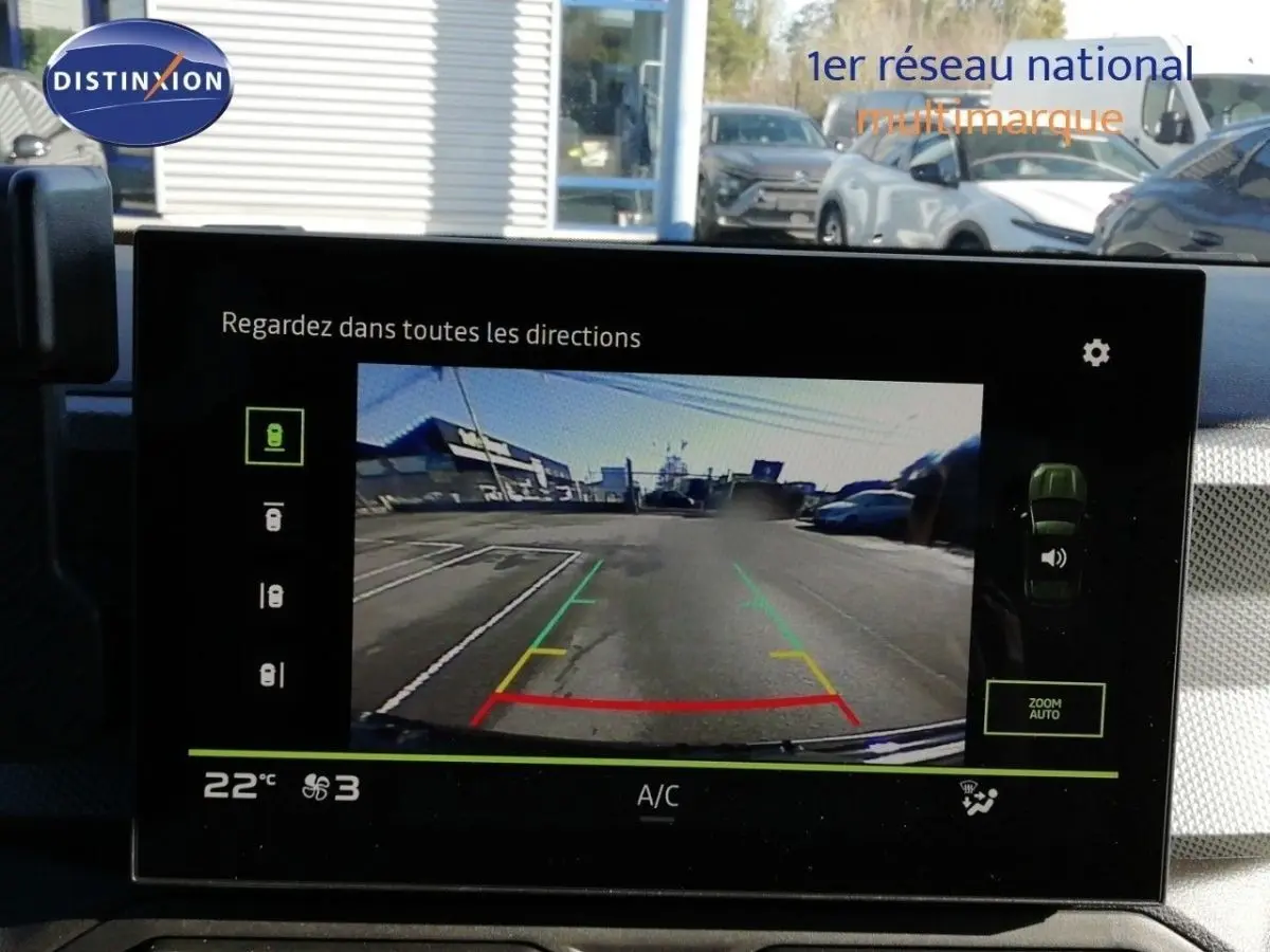 Écran de caméra de recul du Dacia Duster TCE MHEV 140ch Journey, affichant la vue arrière avec lignes de guidage colorées.