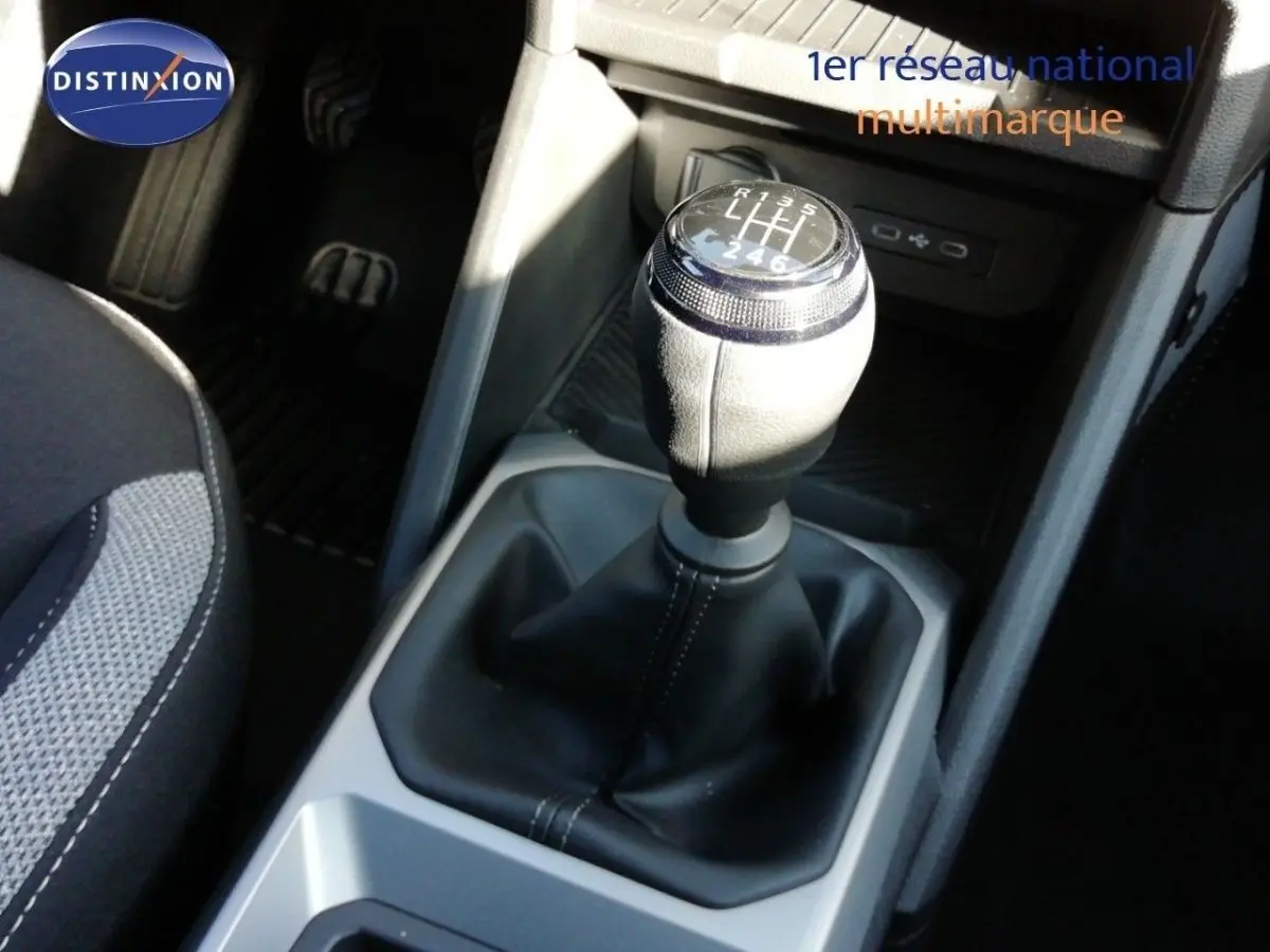 Le levier de vitesses manuel du Dacia Duster TCE MHEV 140ch Journey en gros plan, intérieur noir et gris.