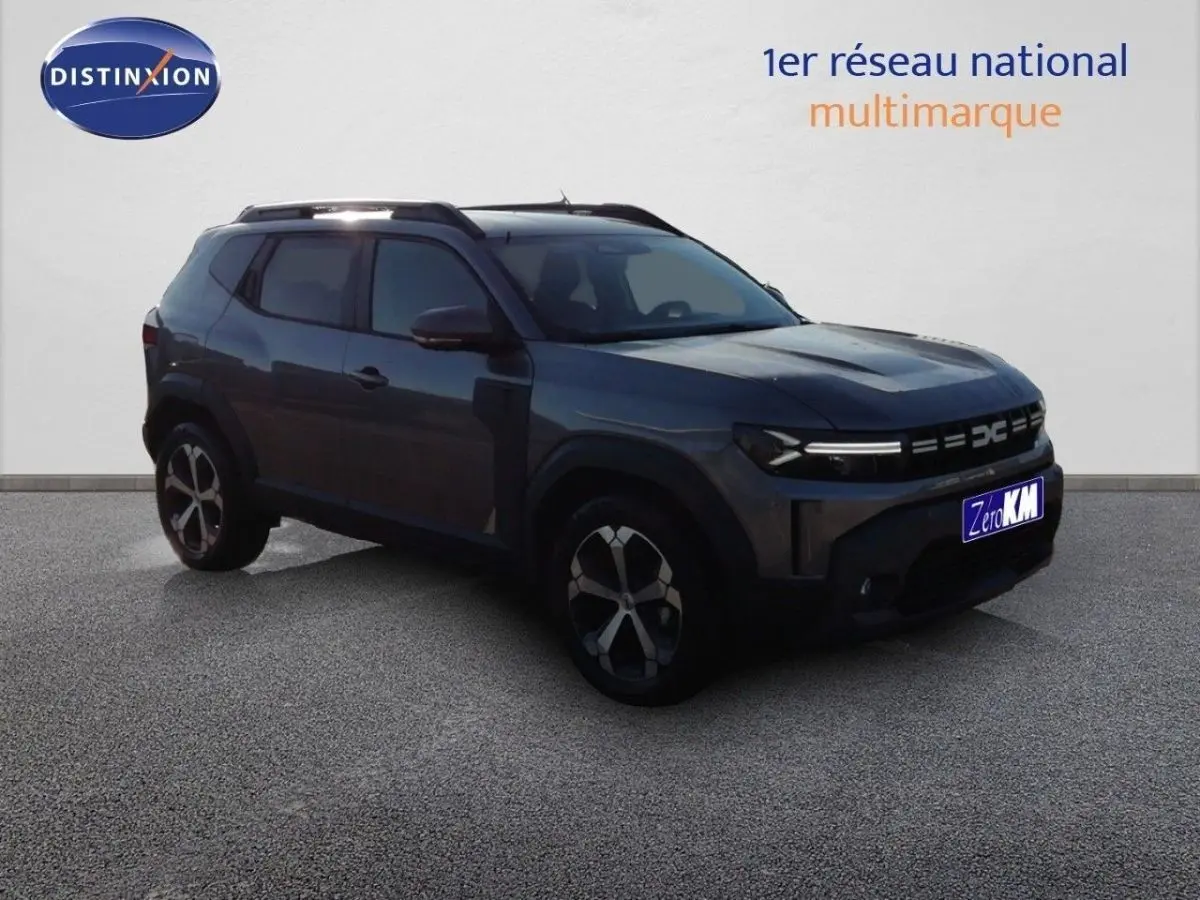 SUV Dacia Duster gris schiste métal vu en 3/4 avant droit avec jantes bicolores et calandre moderne.