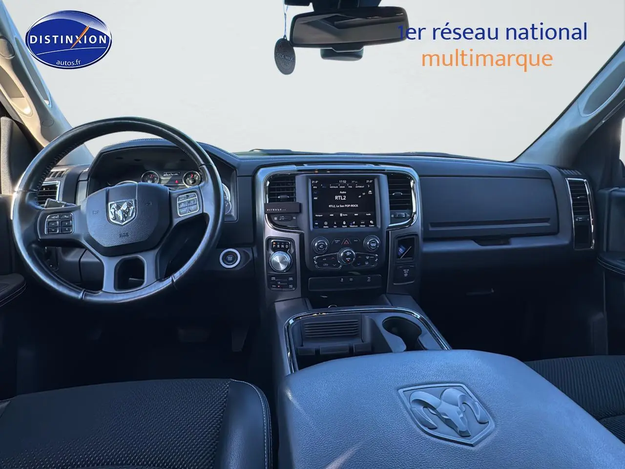 Vue intérieure du tableau de bord et volant noir du Dodge RAM 5.7 V8 Crew Sport Flexfuel 2020 avec écran central tactile.