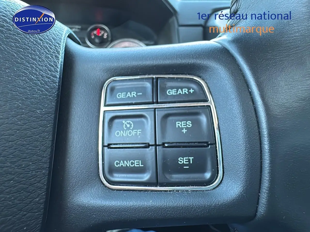 Gros plan sur les commandes de régulateur de vitesse du volant noir du Dodge RAM 5.7 V8 Crew Sport 2020.