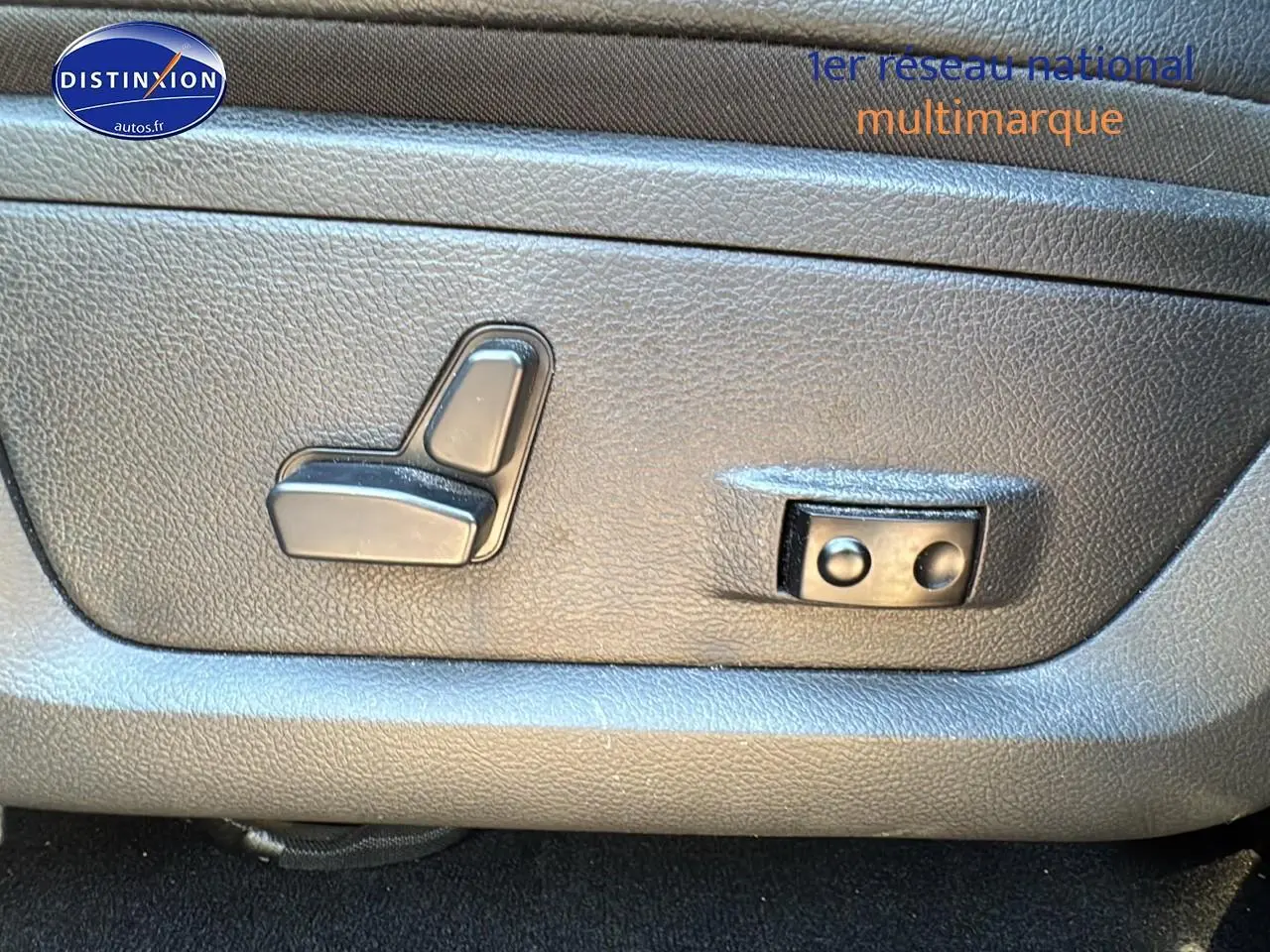 Détail des commandes électriques de réglage de siège sur le côté gauche intérieur du Dodge RAM 5.7 V8 noir 2020.