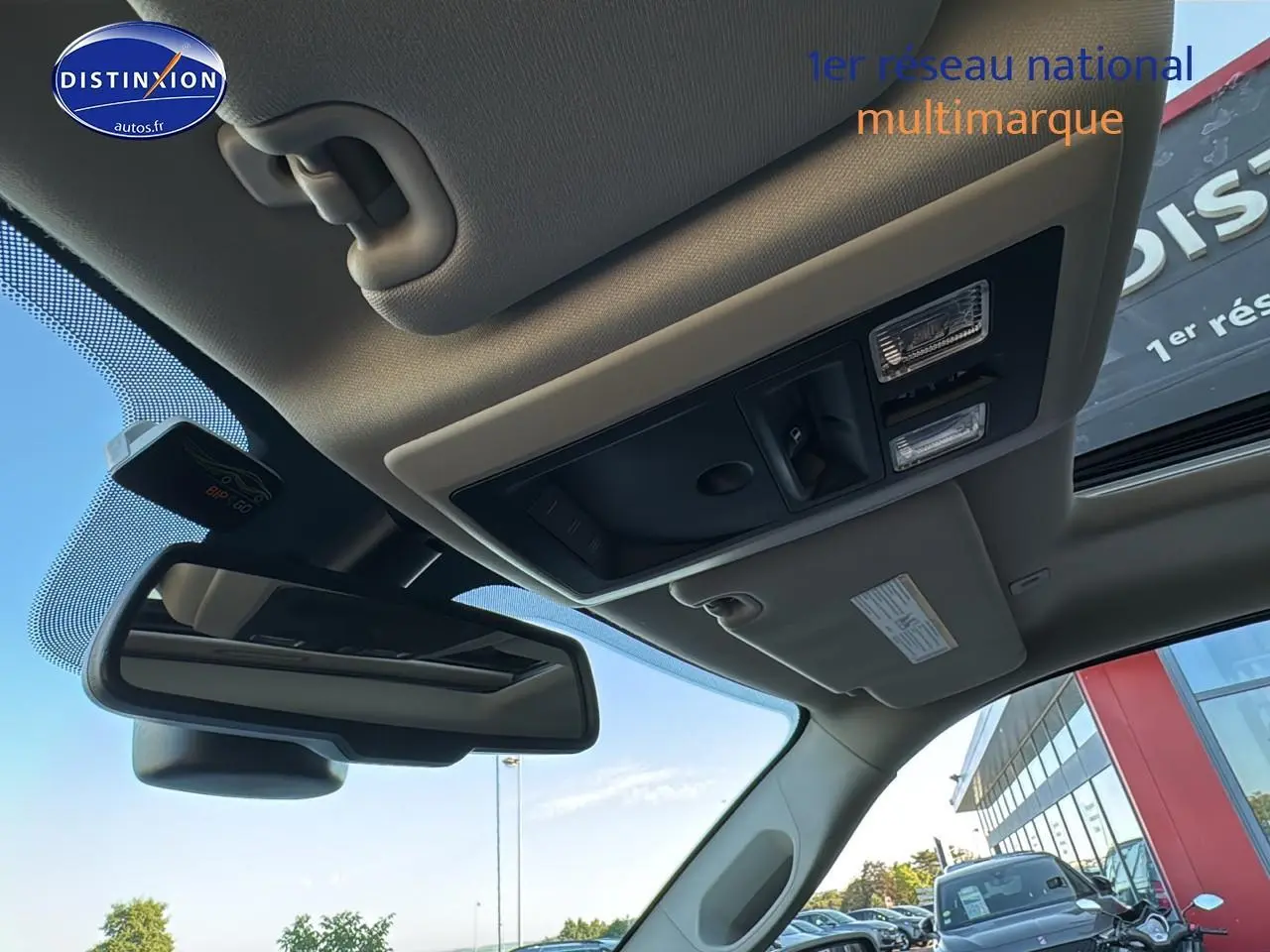 Vue intérieure en contre-plongée du toit ouvrant et du rétroviseur d’un Dodge RAM 5.7 V8 noir de 2020.