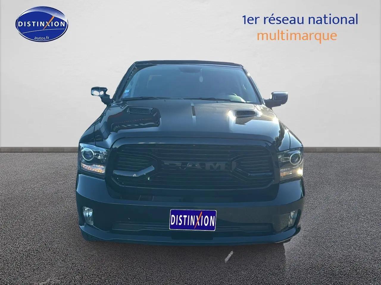 Vue frontale du Dodge RAM 5.7 V8 noir de 2020 avec calandre imposante et phares allumés.