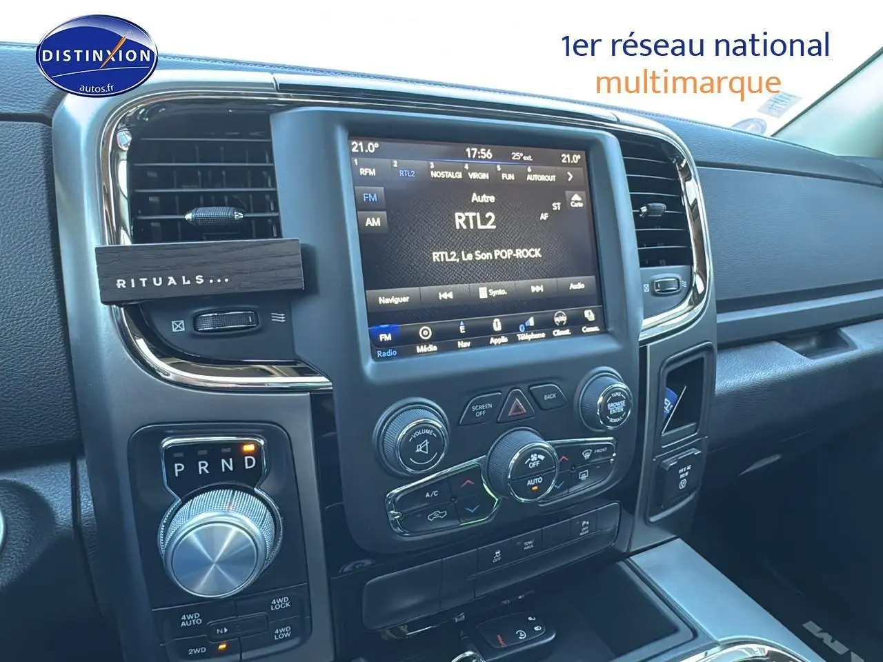 Vue intérieure du tableau de bord du Dodge RAM 5.7 V8 2020, avec écran tactile et commande rotative de boîte auto.