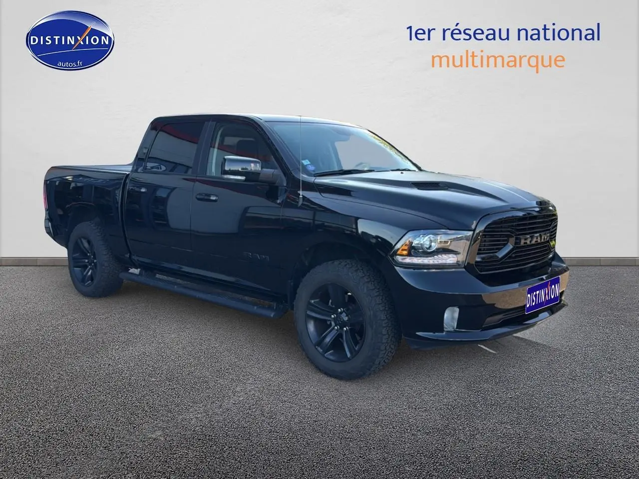 Dodge RAM 5.7 V8 noir vue 3/4 avant droit, pick-up avec jantes noires et calandre imposante.