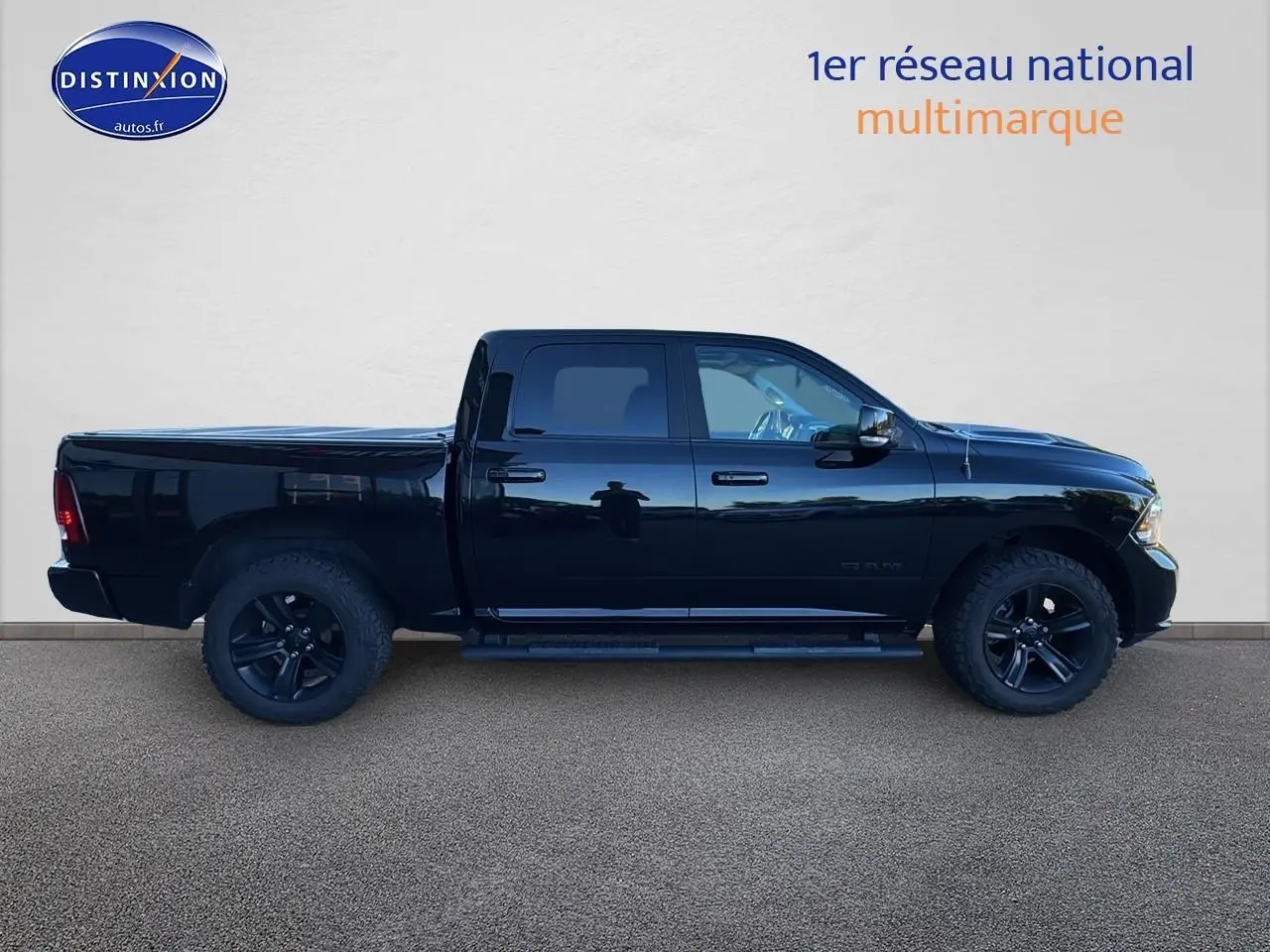 Profil côté gauche du Dodge RAM 5.7 V8 Crew Sport noir 2020 avec jantes noires et carrosserie brillante.