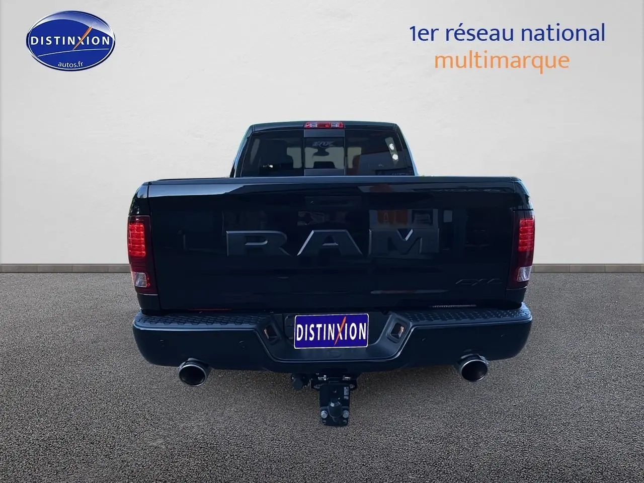 Vue arrière d’un Dodge RAM 5.7 V8 noir de 2020, avec double sortie d’échappement et attelage visible.