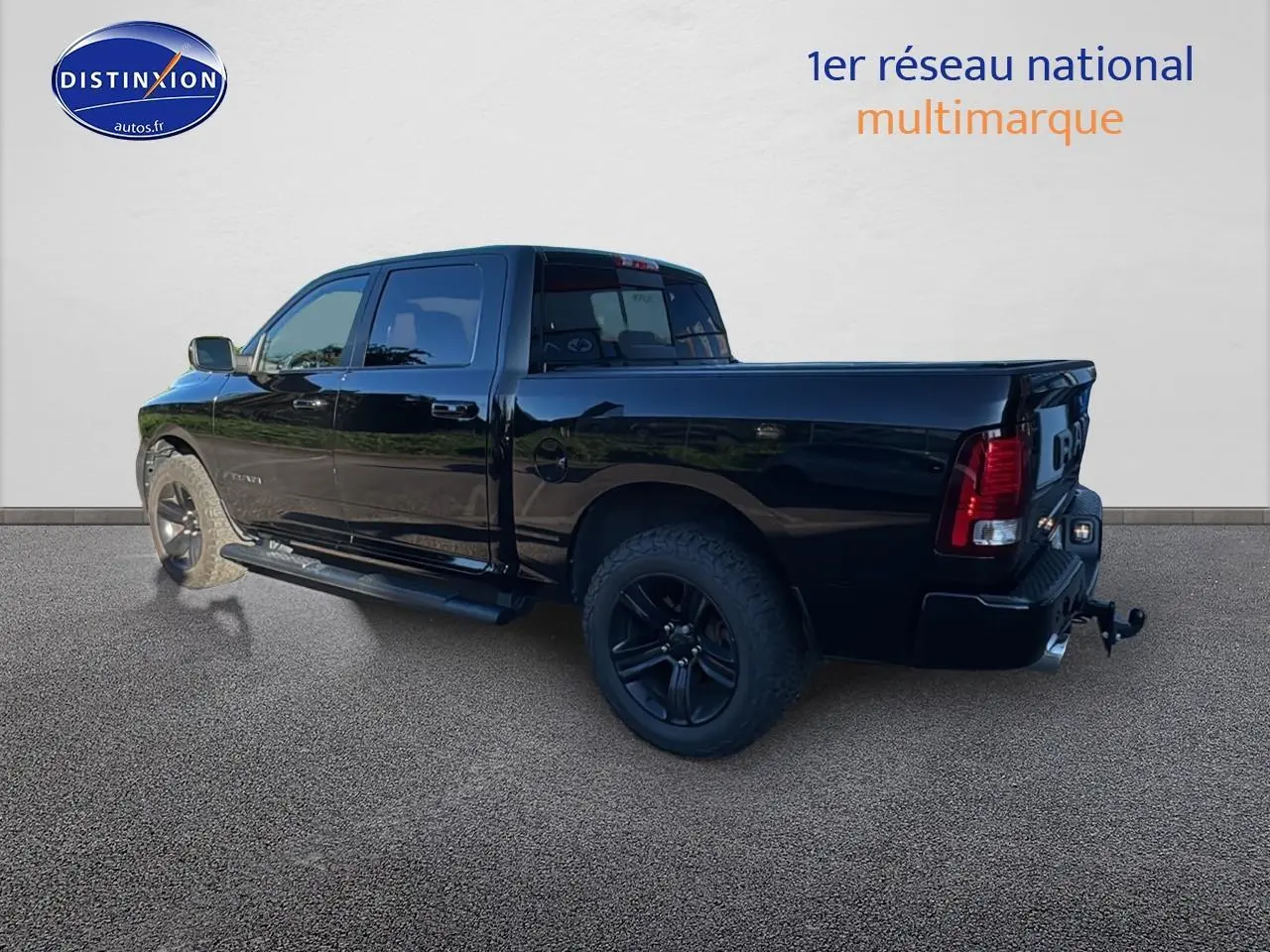 Vue 3/4 arrière droite du Dodge RAM 5.7 V8 Crew Sport noir 2020 avec roues noires et attelage visible.