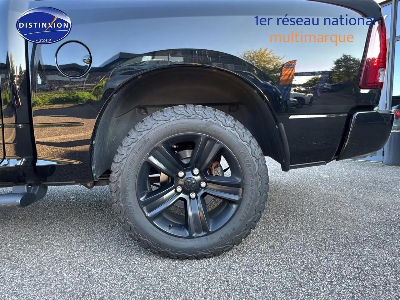 Gros plan sur la roue arrière droite noire du Dodge RAM 5.7 V8 Crew Sport 2020 avec jante noire mate et carrosserie noire brillante.