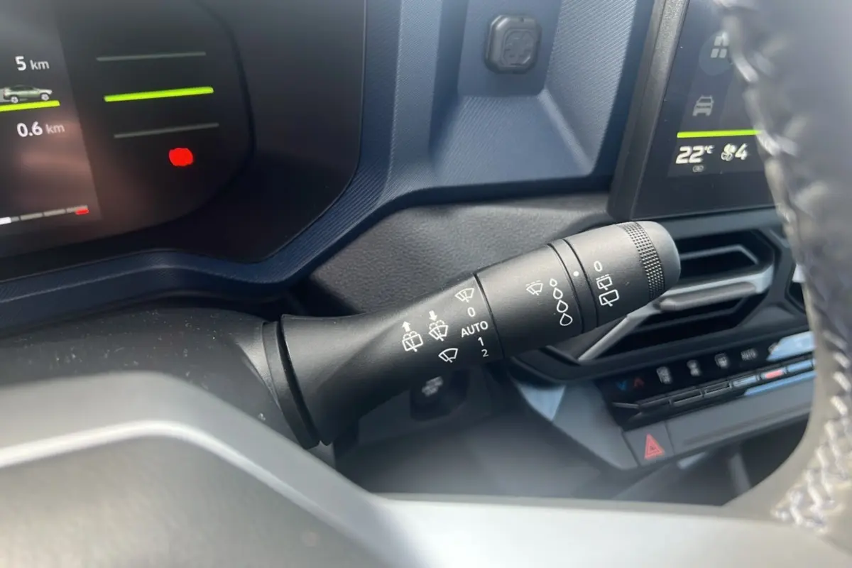 Gros plan sur la commande des essuie-glaces à gauche du volant dans l'habitacle du Dacia Bigster 2025.