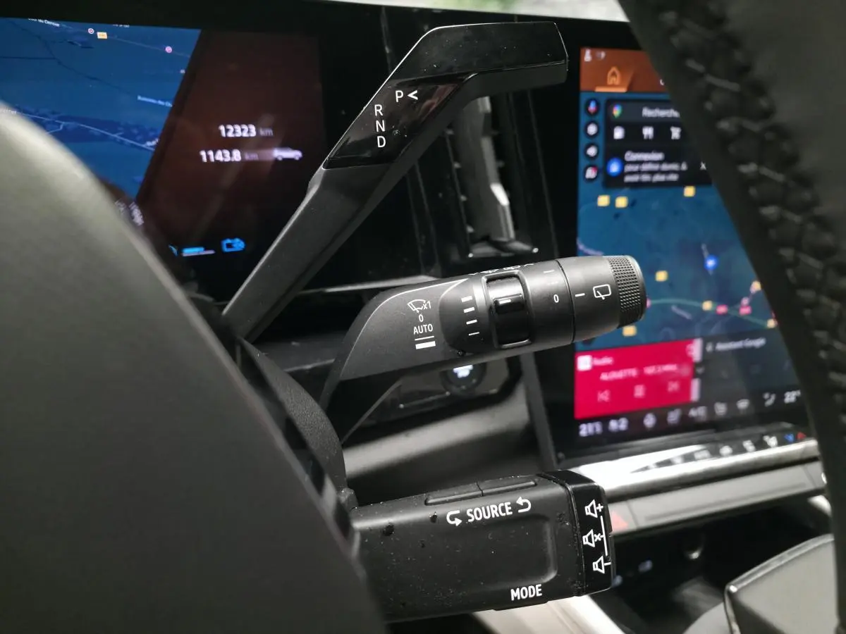 Gros plan sur les commandes au volant du Renault Espace gris 2025, avec affichage numérique et leviers multifonctions.