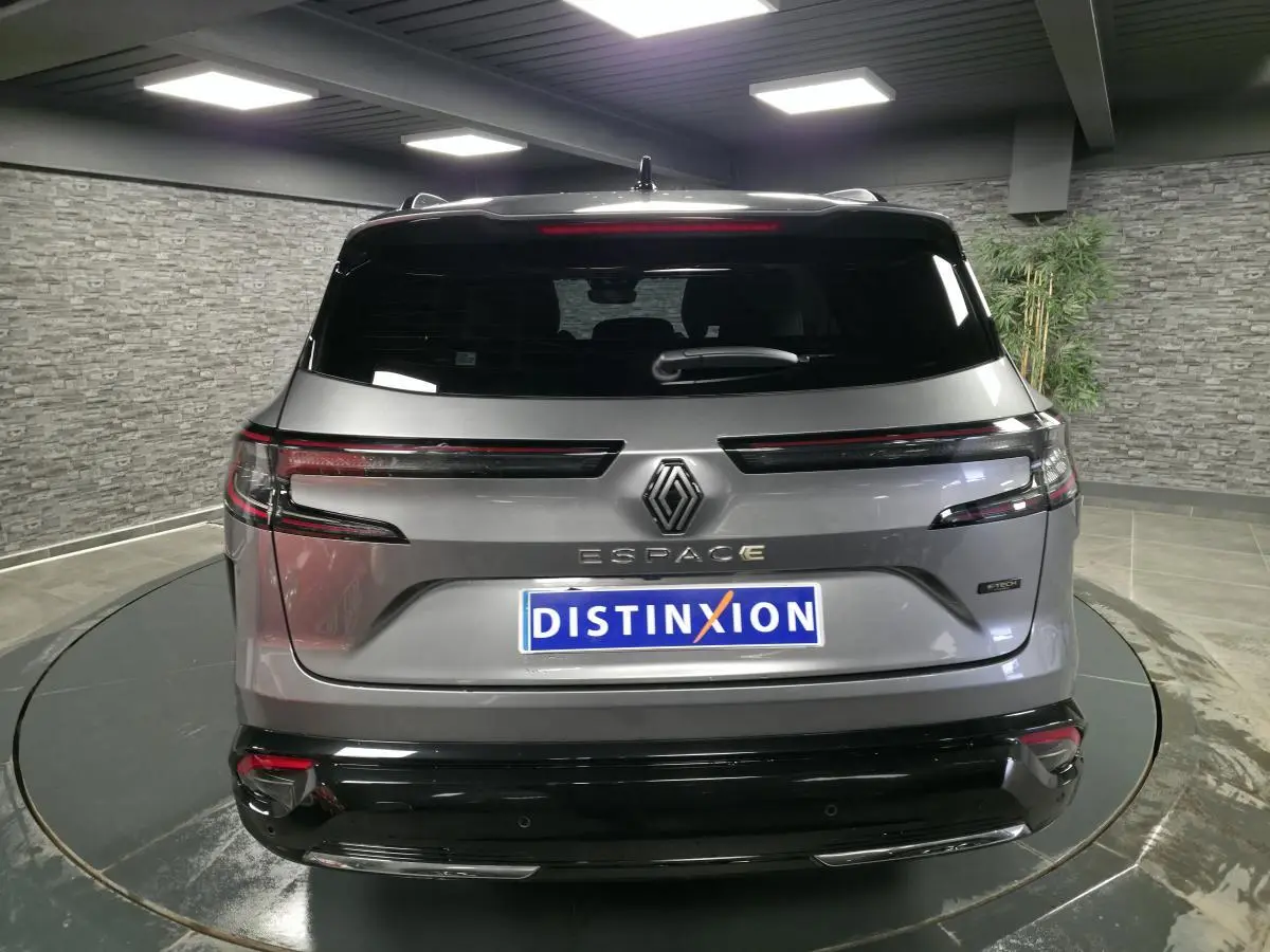 Vue arrière du Renault Espace gris Baltique 2025 avec feux LED à effet moiré et logo chromé satin.