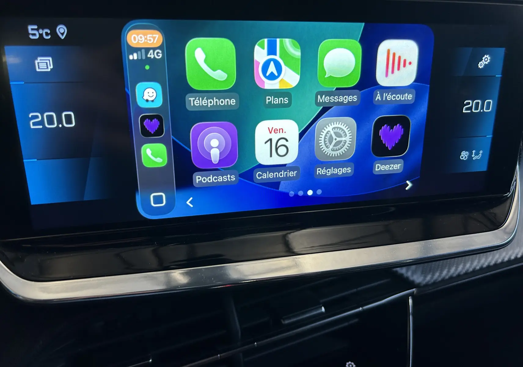 Écran tactile central de la Peugeot 208 gris, affichant les applications téléphone, plans, messages et musique.