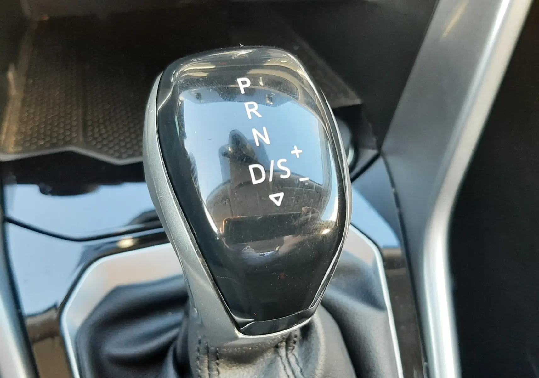 Le levier de vitesses automatique noir brillant du Volkswagen T-Roc 1.5 TSI 2022, avec indication des modes P, R, N, D/S.