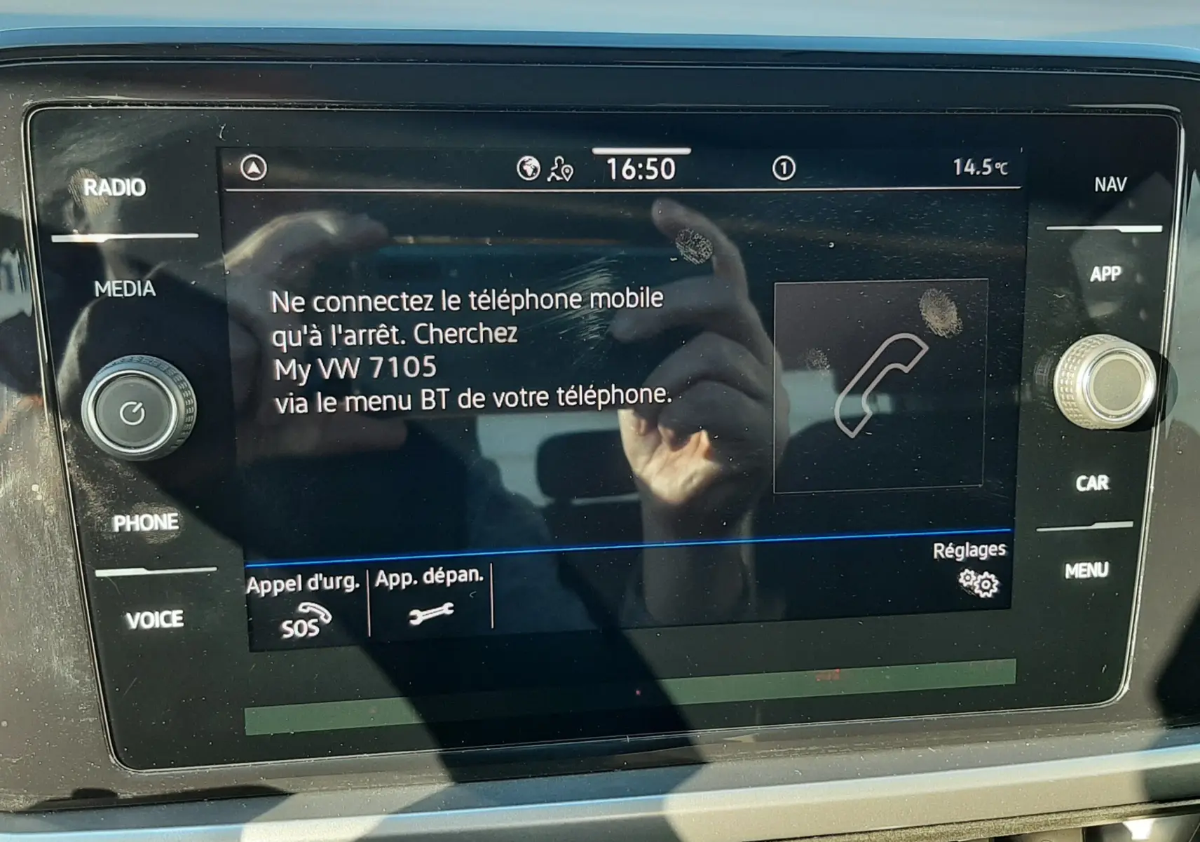 Écran tactile central du Volkswagen T-Roc 2022 affichant les instructions de connexion Bluetooth, avec reflets et traces de doigts visibles.