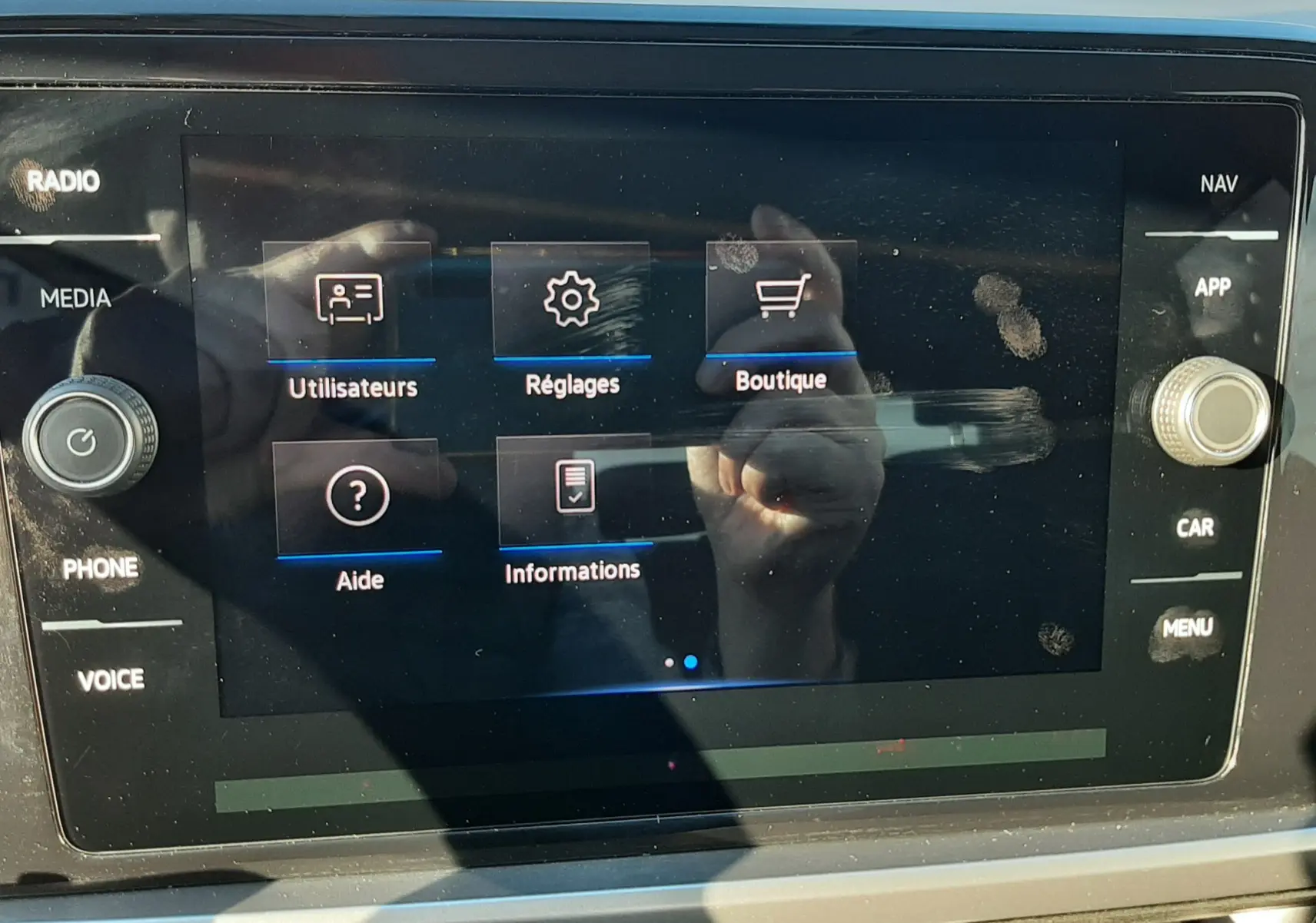 Écran tactile central du Volkswagen T-Roc bleu 2022 montrant le menu principal avec options Utilisateurs, Réglages et Boutique.