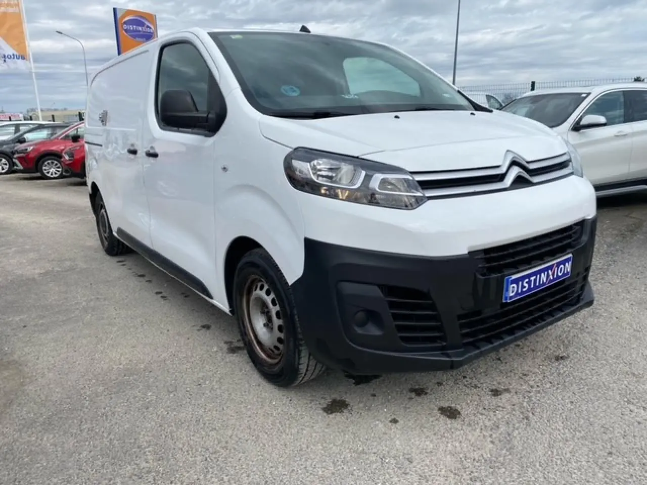 Fourgon Citroën Jumpy blanc vu en 3/4 avant droit, avec pare-chocs noir et jantes acier visibles.