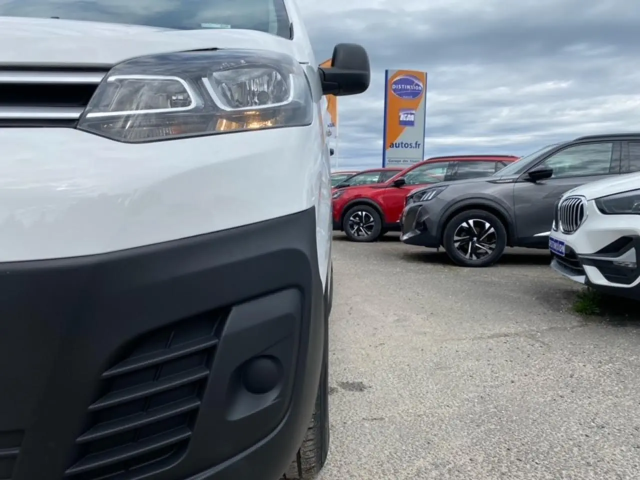Gros plan sur l'avant gauche blanc du Citroën Jumpy 2019 avec phare allumé et pare-chocs noir mat.