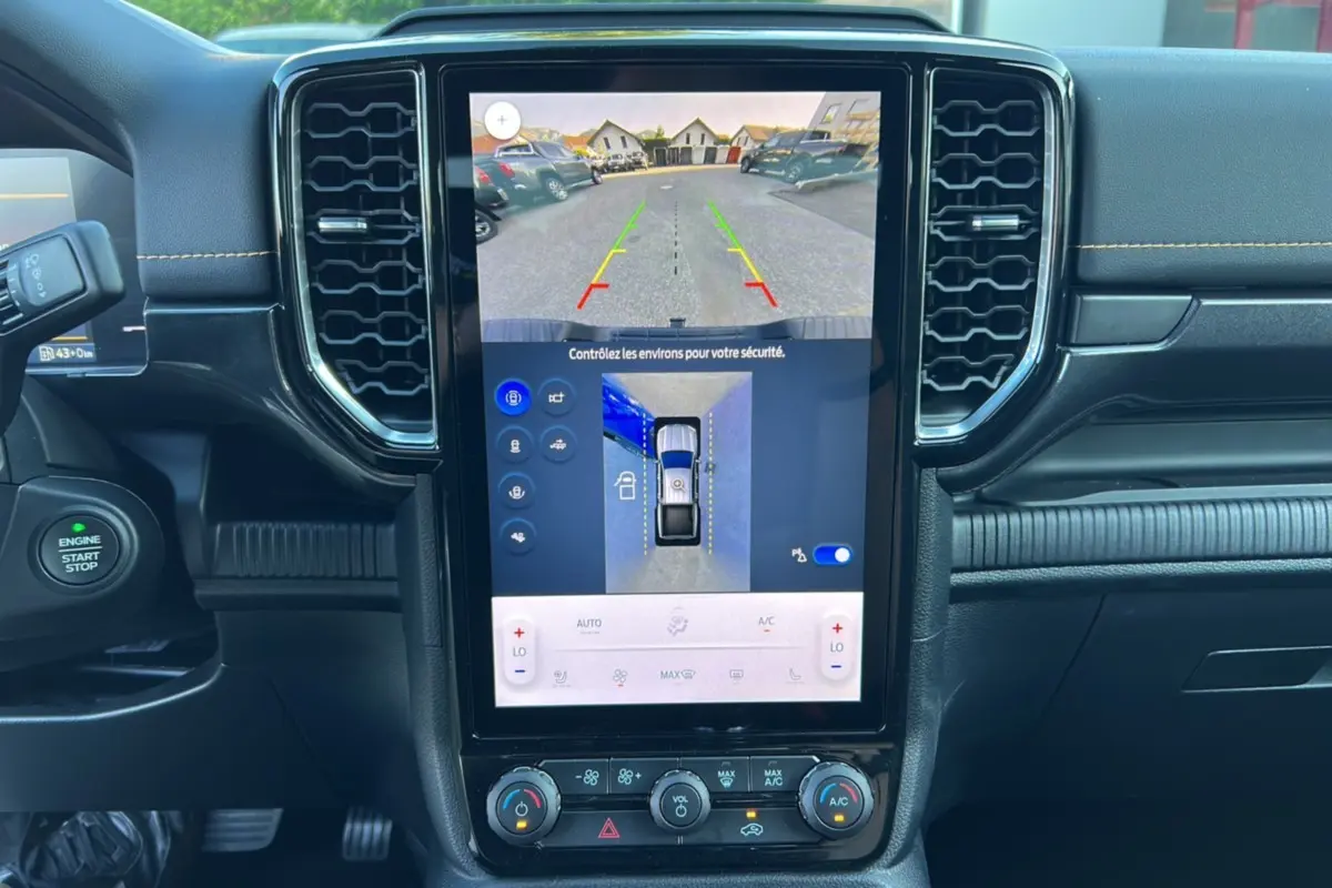 Vue rapprochée de l’écran central tactile du Ford Ranger gris carbone, affichant la caméra 360° et l’aide au stationnement.