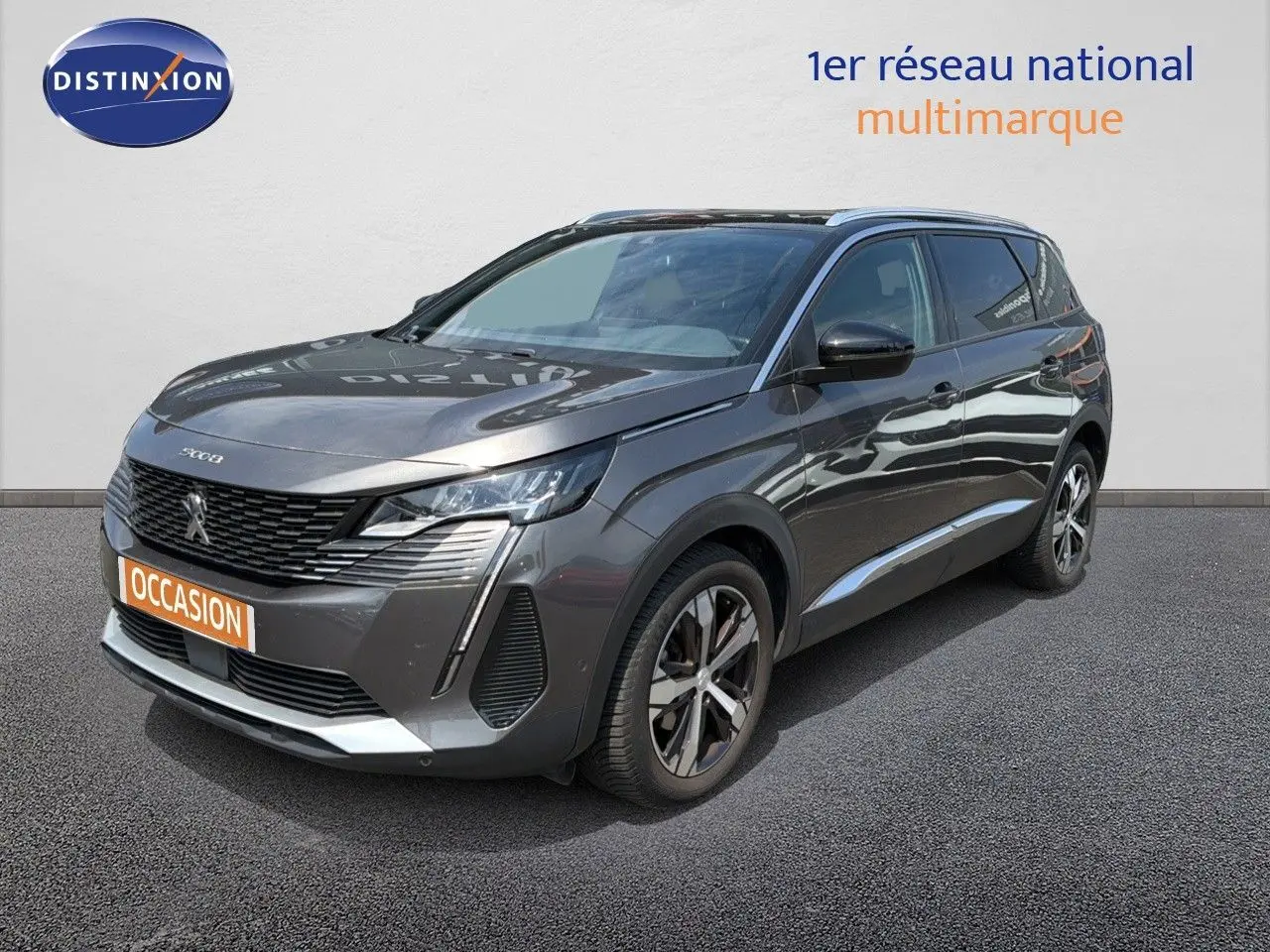 Peugeot 5008 gris Platinium avec toit noir, vue 3/4 avant droit, jantes alliage et calandre distinctive.