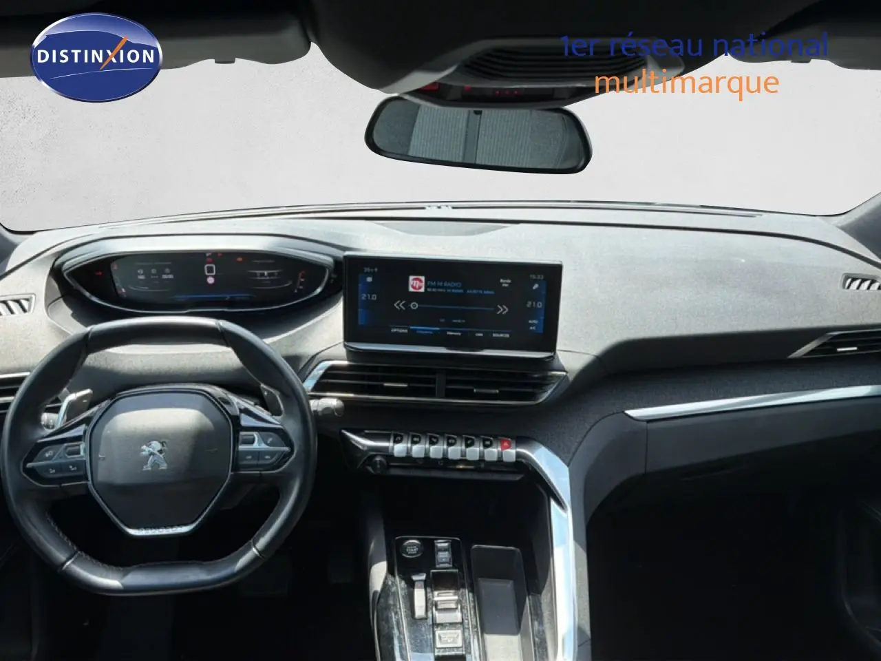 Vue intérieure avant du Peugeot 5008 2023, tableau de bord moderne avec écran tactile et volant compact noir.