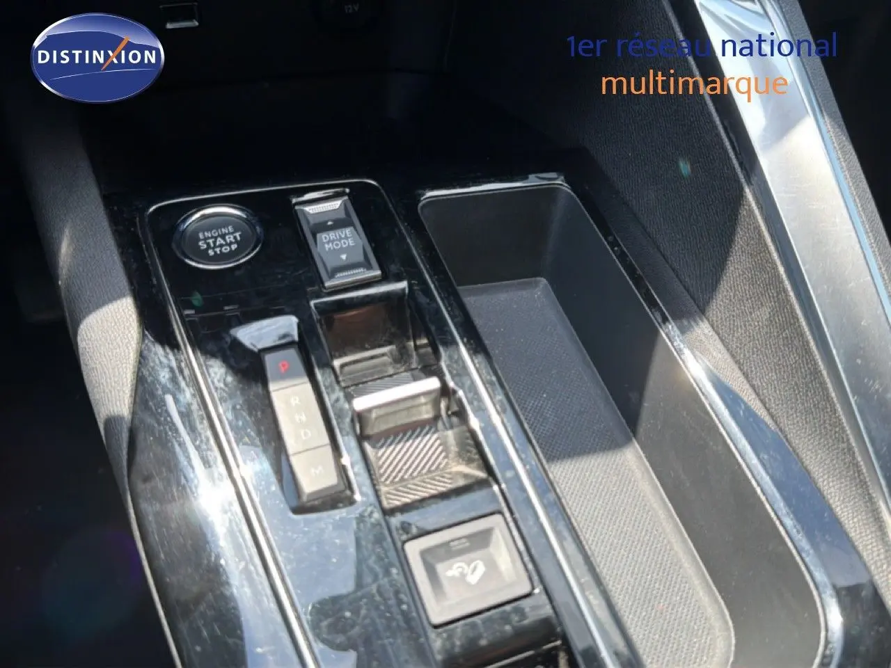 Gros plan sur la console centrale du Peugeot 5008 2023, montrant le levier de vitesses et les commandes de démarrage et mode de conduite.