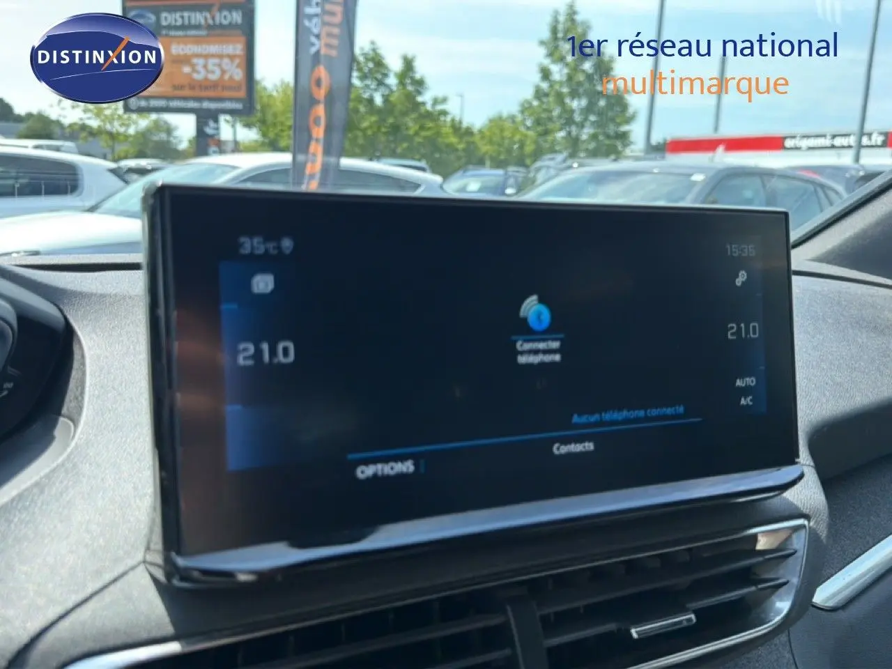 Écran tactile central du tableau de bord du Peugeot 5008 2023, affichant la température et la connexion téléphone.