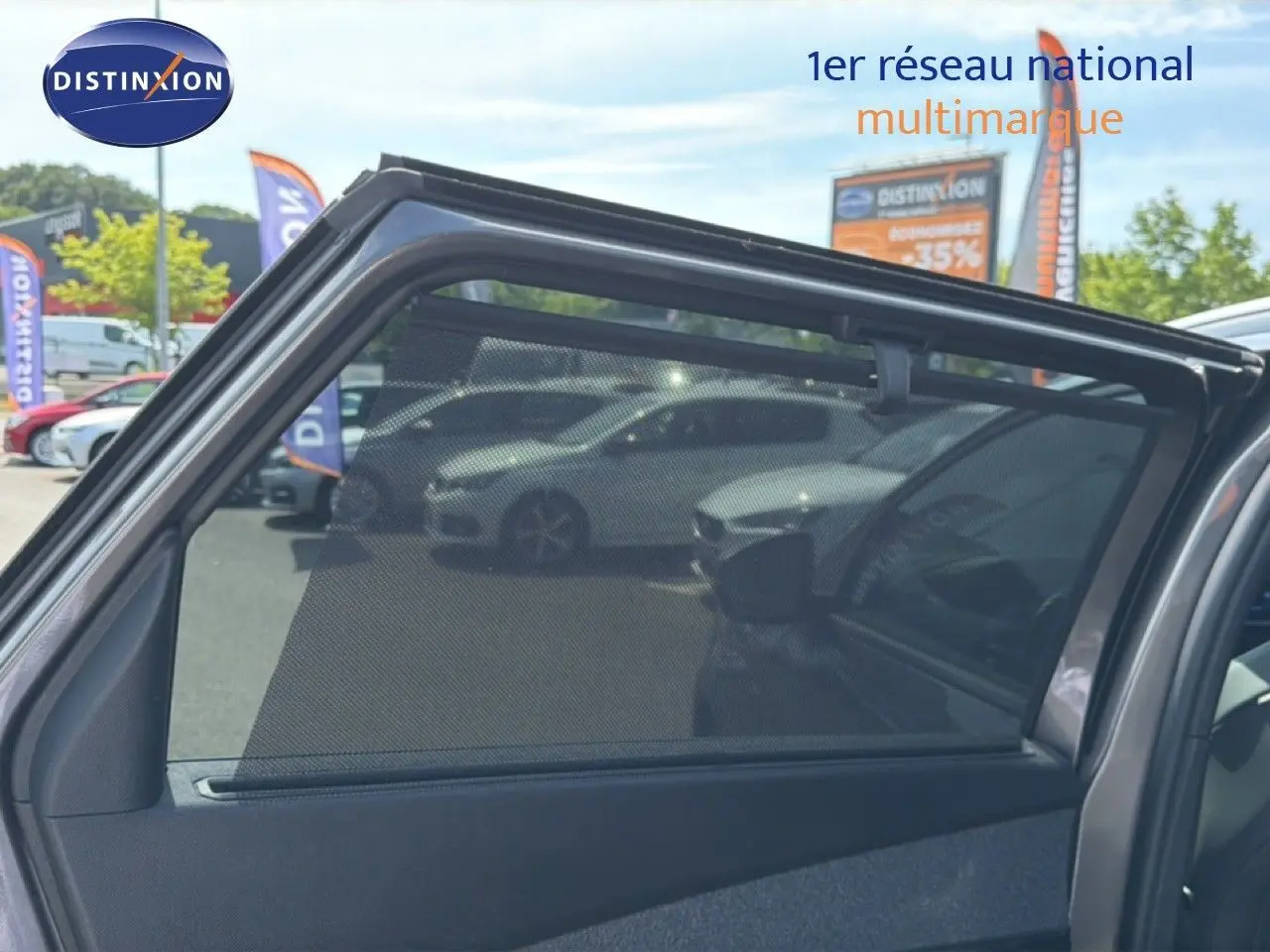 Vue côté gauche arrière du Peugeot 5008 gris Platinium avec toit noir, porte arrière ouverte et pare-soleil intégré.
