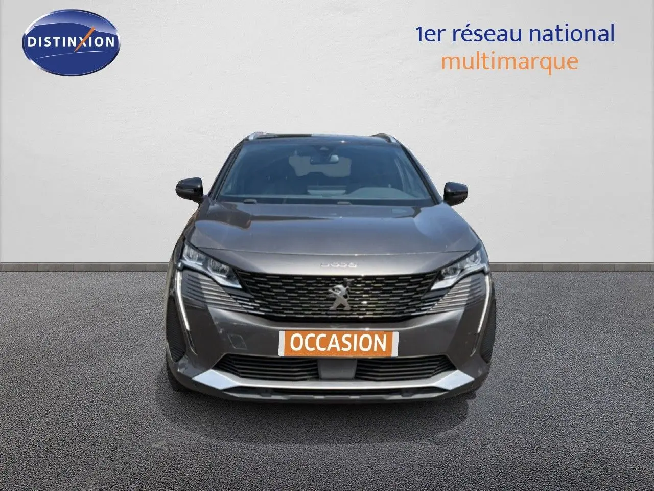 Vue avant d'un Peugeot 5008 gris Platinium avec calandre noire et toit noir, en présentation sur fond neutre.