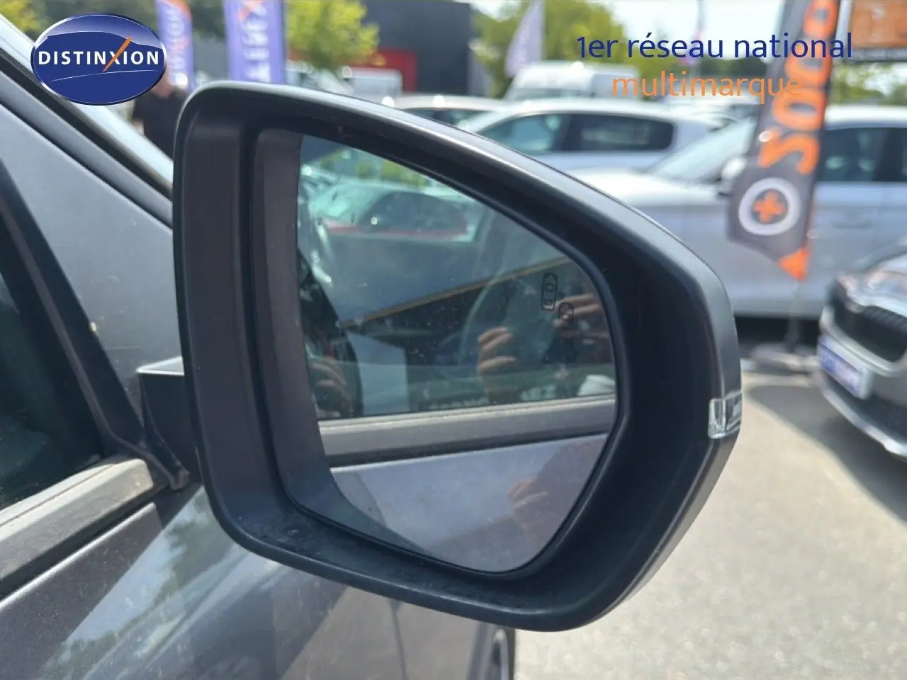 Rétroviseur extérieur côté gauche du Peugeot 5008 gris Platinium avec toit noir, vue rapprochée en extérieur.