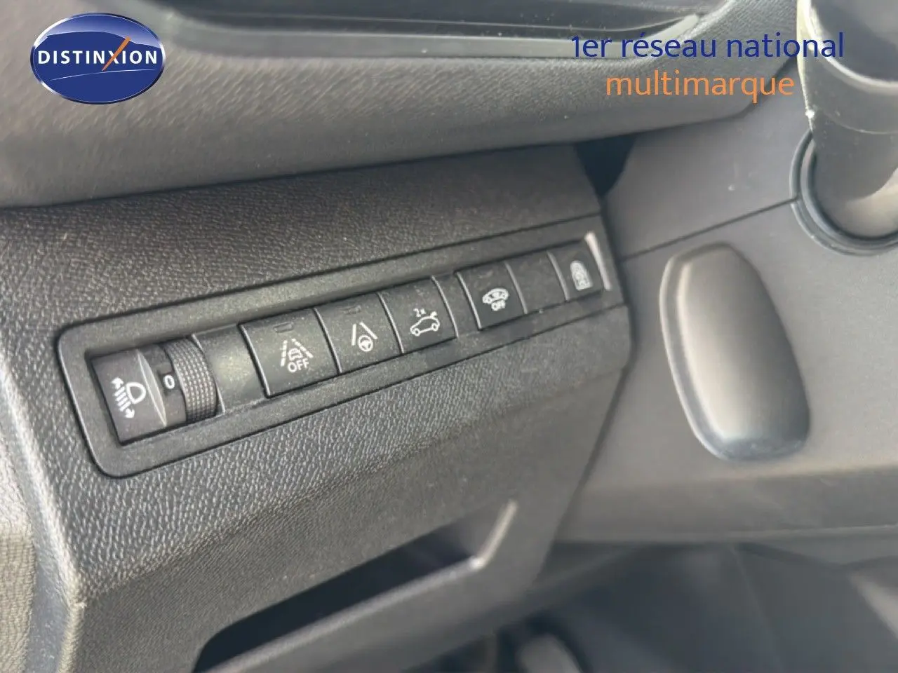 Gros plan sur les commandes d'assistance à la conduite du tableau de bord du Peugeot 5008 gris Platinium 2023.