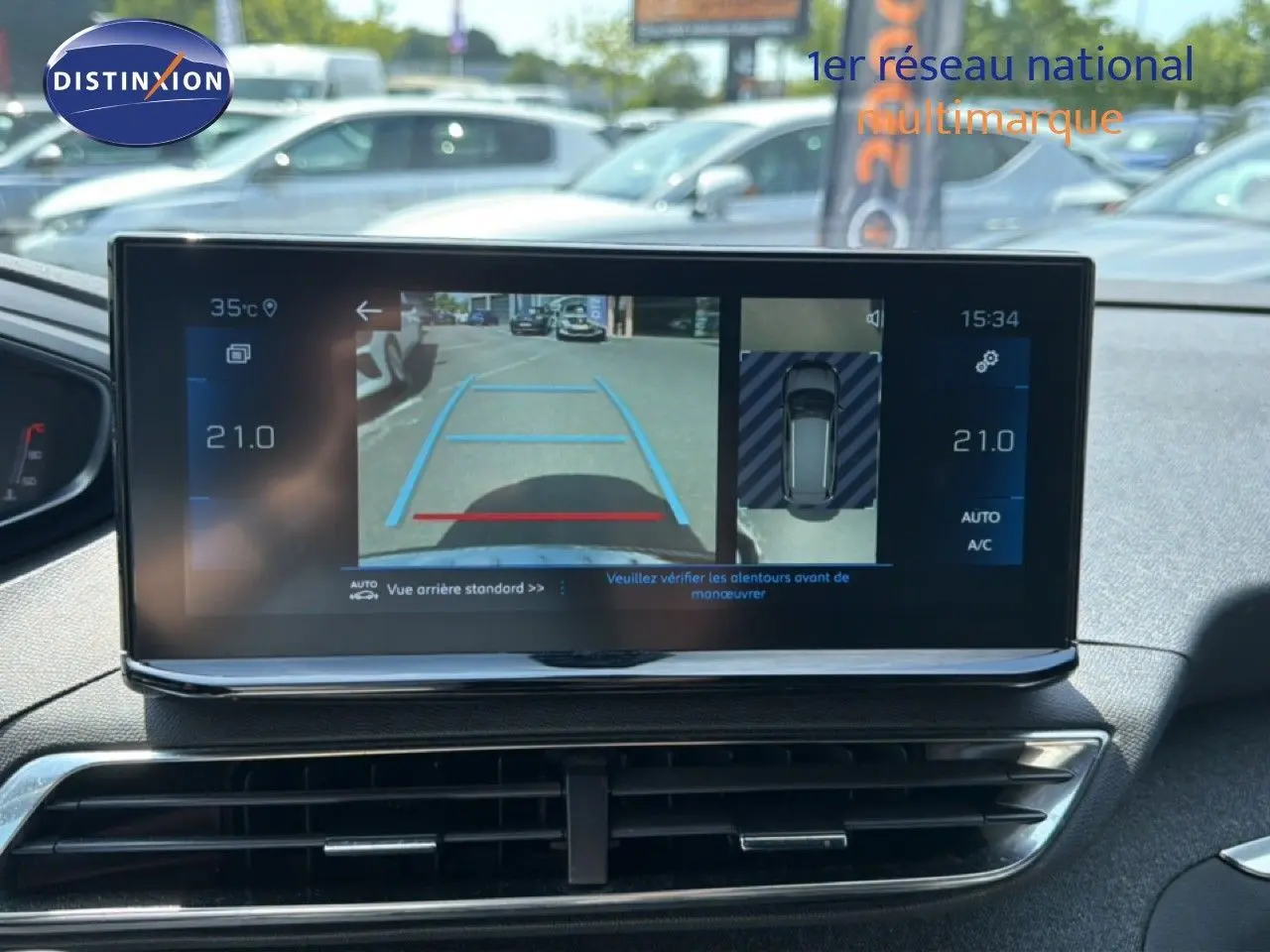 Vue intérieure sur l'écran multimédia affichant la caméra de recul du Peugeot 5008 gris Platinium avec toit noir.