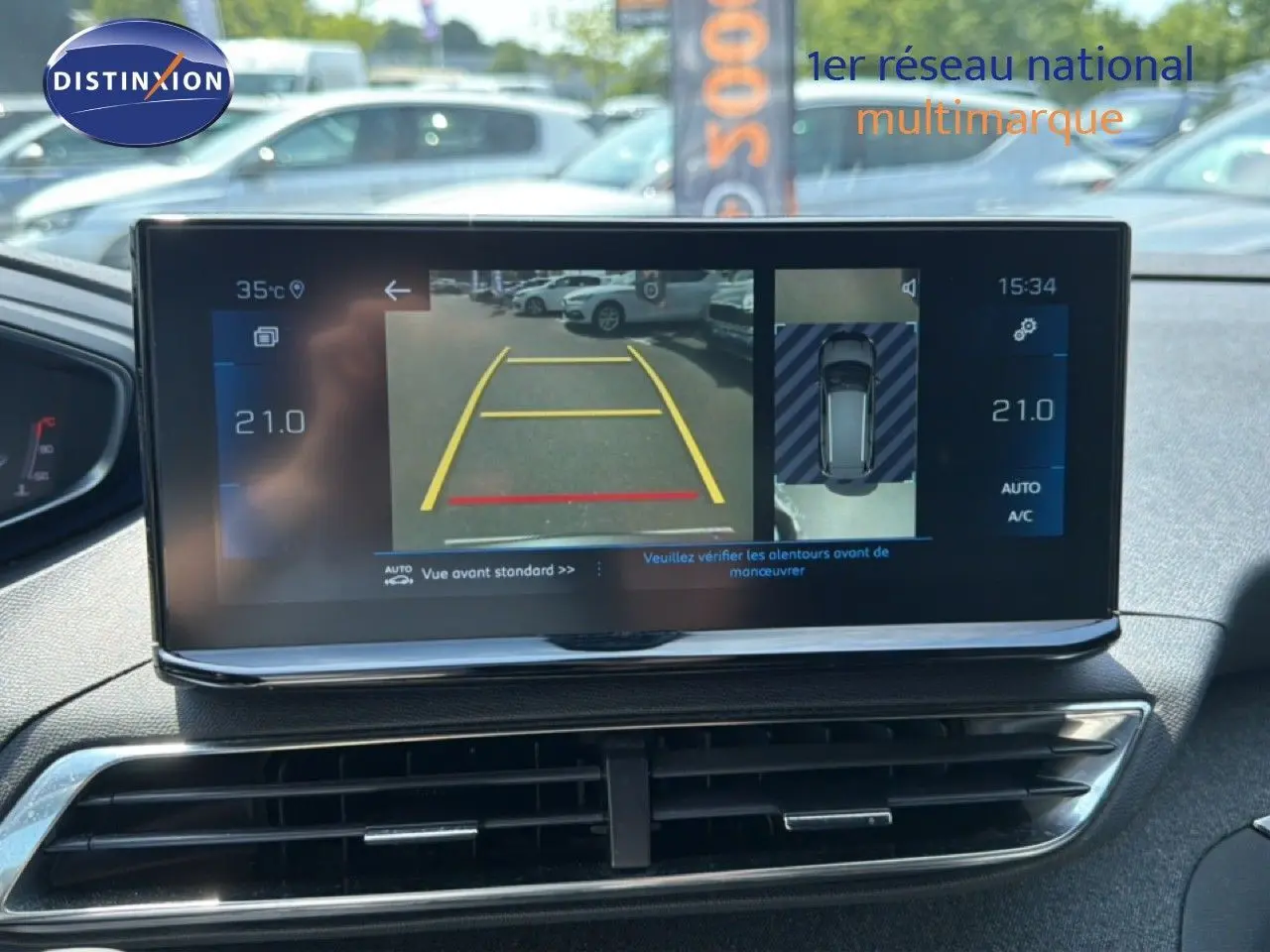 Écran central du Peugeot 5008 2023 montrant la caméra de recul avec vue 360°, intérieur noir et tableau de bord moderne.