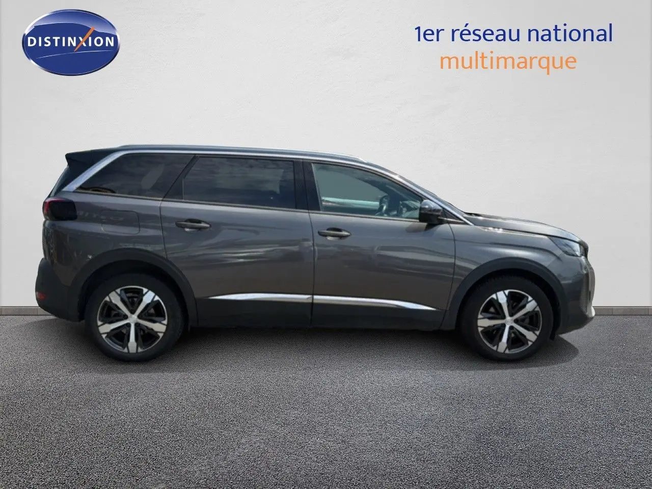 Peugeot 5008 gris Platinium avec toit noir, vue latérale droite, SUV 7 places au design moderne et élégant.
