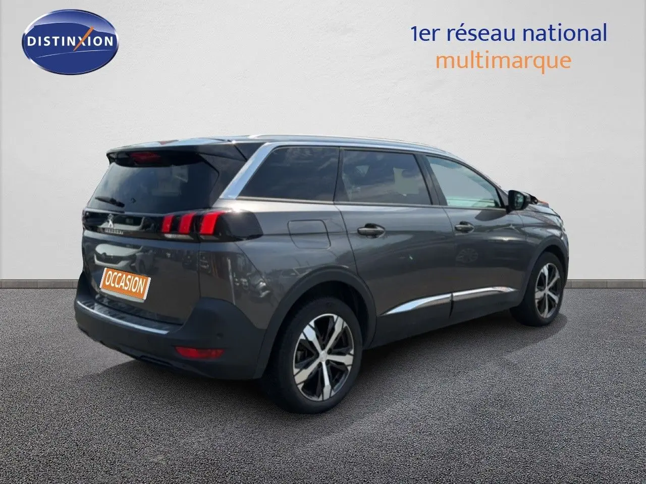 Peugeot 5008 gris Platinium avec toit noir, vue 3/4 arrière droit mettant en valeur les feux LED et jantes biton.