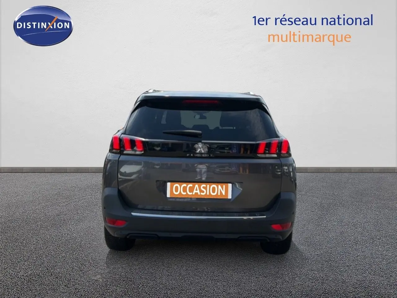 Vue arrière d’un Peugeot 5008 gris Platinium avec toit noir, feux LED caractéristiques et plaque « OCCASION ».