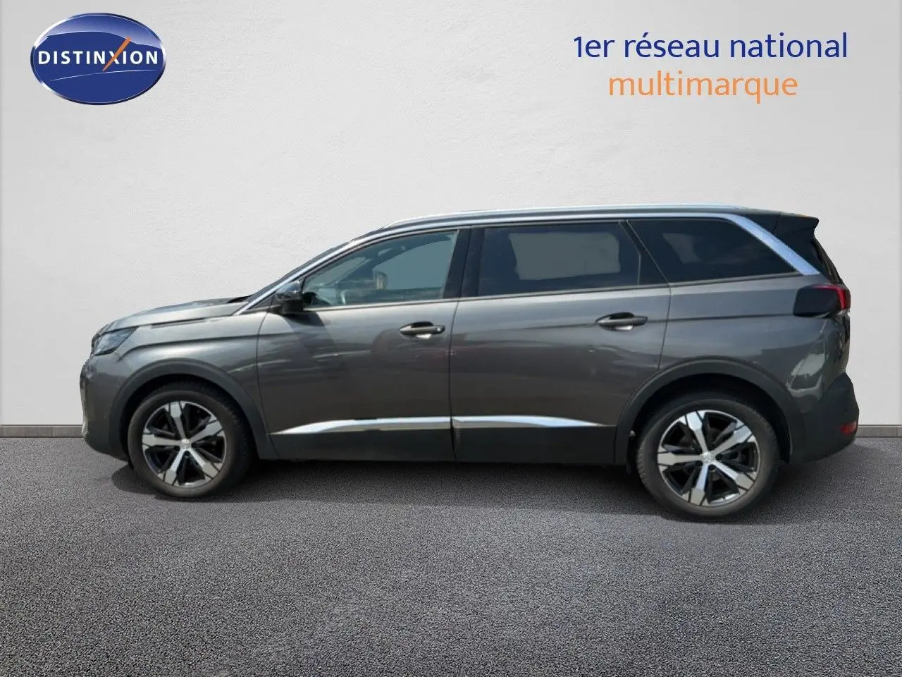Peugeot 5008 2023 gris Platinium avec toit noir, vue profil côté gauche, SUV 7 places moderne et élégant.