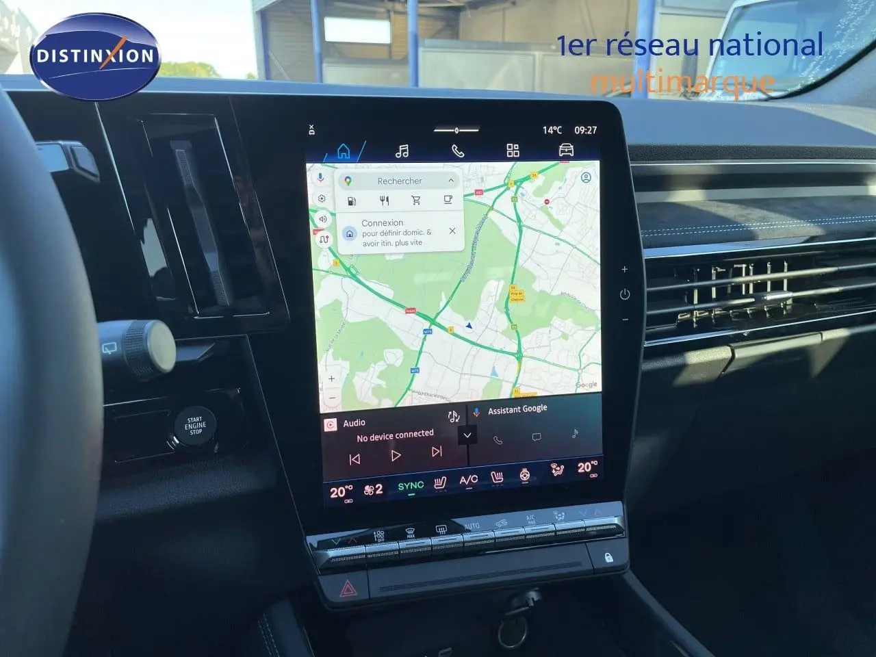 Vue intérieure du tableau de bord du Renault Austral E-Tech hybride 2026, écran tactile central affichant la navigation.