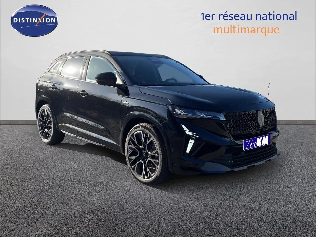 Renault Austral E-Tech hybride noir étoile métal, vue 3/4 avant droit, jantes alliage distinctives et calandre noire.