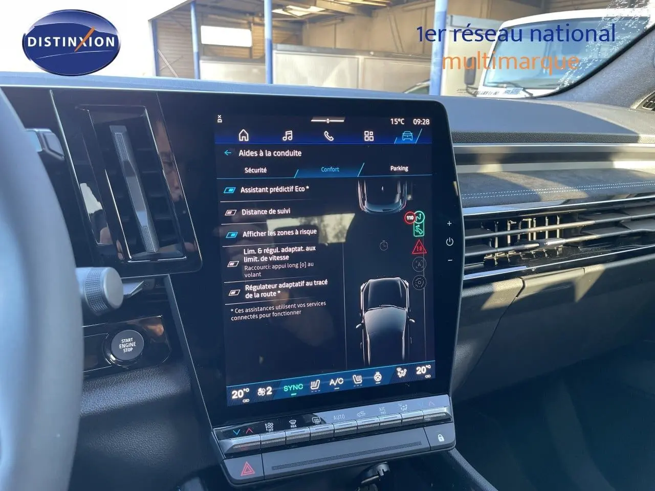 Vue intérieure du tableau de bord du Renault Austral E-Tech noir étoile métal, mettant en valeur l'écran tactile central et les commandes.