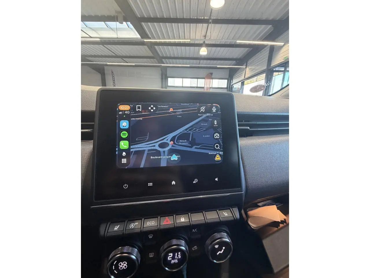 Écran tactile 7 pouces du système Easy Link avec navigation, sur planche de bord noire et tissu gris intérieur Renault Clio 2024.
