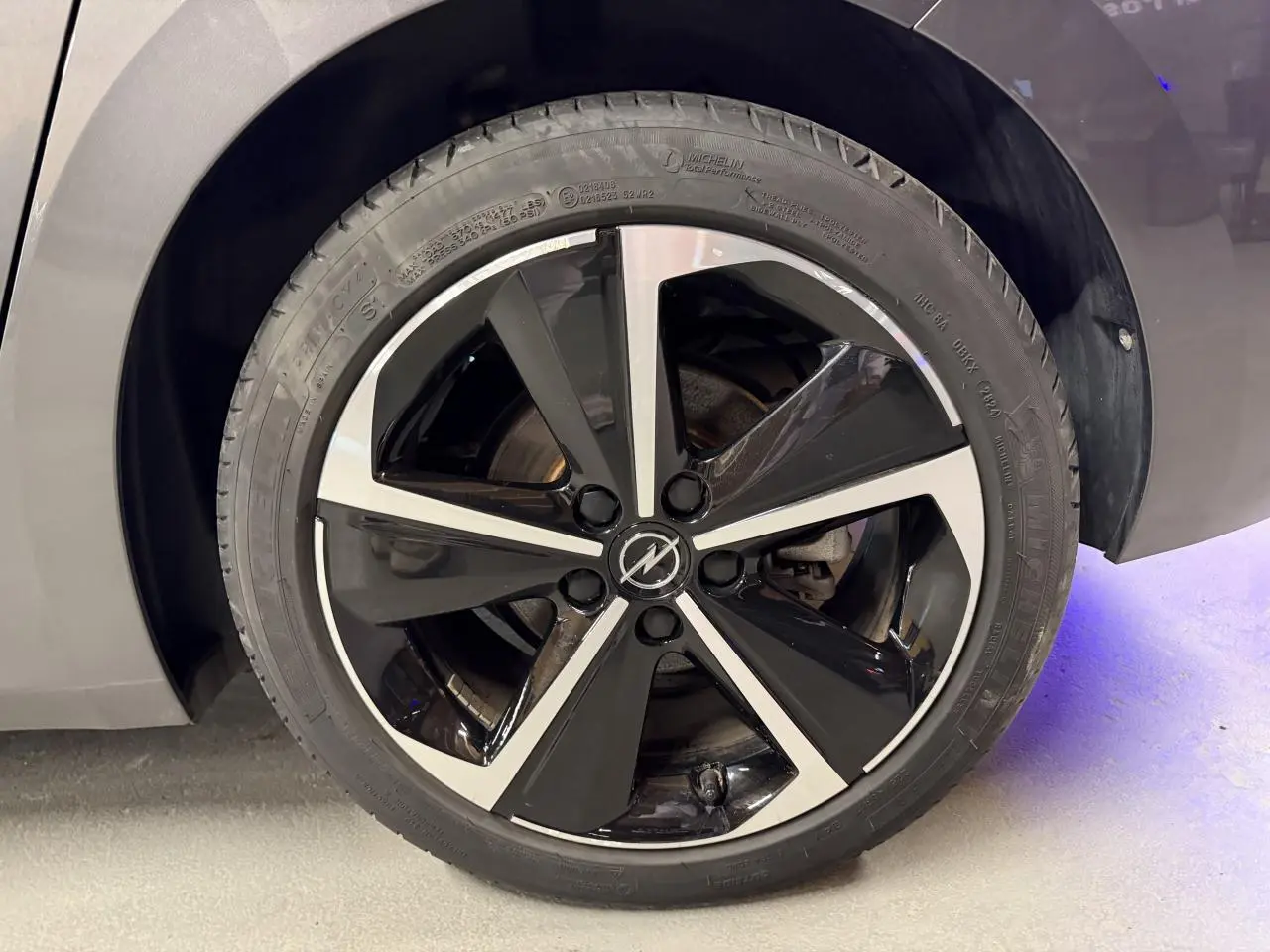 Gros plan sur la jante alliage 17 pouces noir et argentée de l’Opel Astra gris foncé côté arrière.